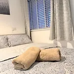 T&v Homes- Cosy 3br House With Free Parking Holiday home Leeds (West Yorkshire)