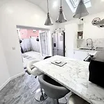 T&v Homes- Cosy 3br House With Free Parking Leeds (West Yorkshire)