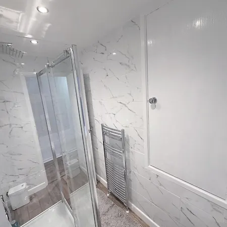 T&v Homes- Cosy 3br House With Free Parking Будинок відпочинку