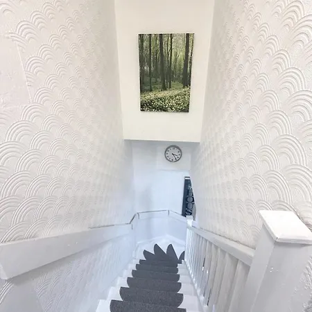 T&v Homes- Cosy 3br House With Free Parking Будинок відпочинку Лідс
