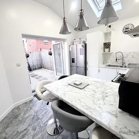 T&v Homes- Cosy 3br House With Free Parking Leeds (West Yorkshire)