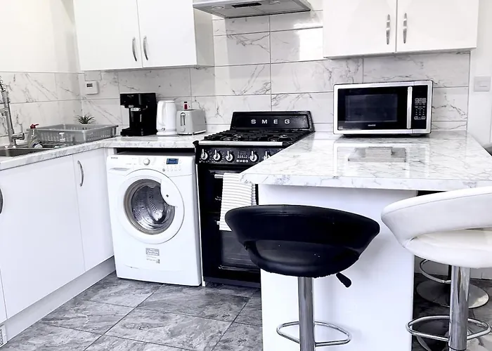 T&v Homes- Cosy 3br House With Free Parking Holiday home *