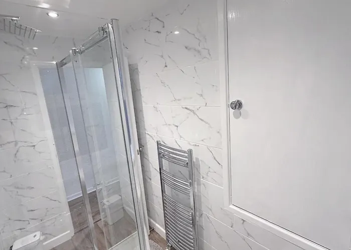 T&v Homes- Cosy 3br House With Free Parking Будинок відпочинку