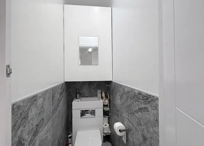 T&v Homes- Cosy 3br House With Free Parking Будинок відпочинку