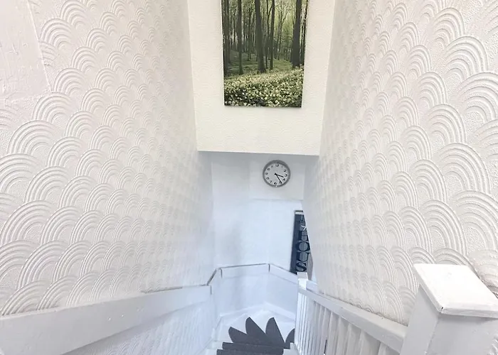 T&v Homes- Cosy 3br House With Free Parking Будинок відпочинку Лідс