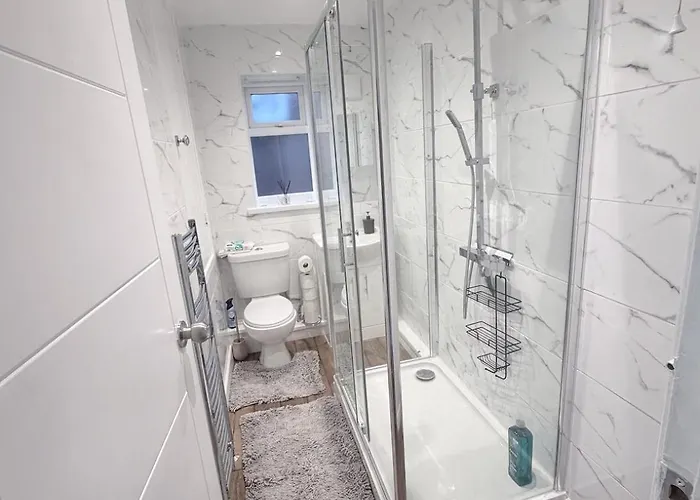 Будинок відпочинку T&v Homes- Cosy 3br House With Free Parking Лідс