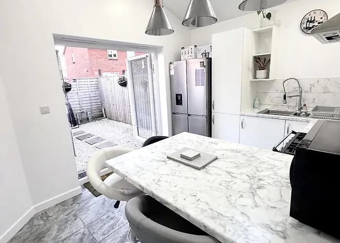 T&v Homes- Cosy 3br House With Free Parking Лідс