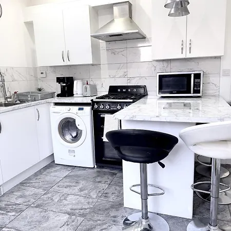 T&v Homes- Cosy 3br House With Free Parking Ferienhaus *