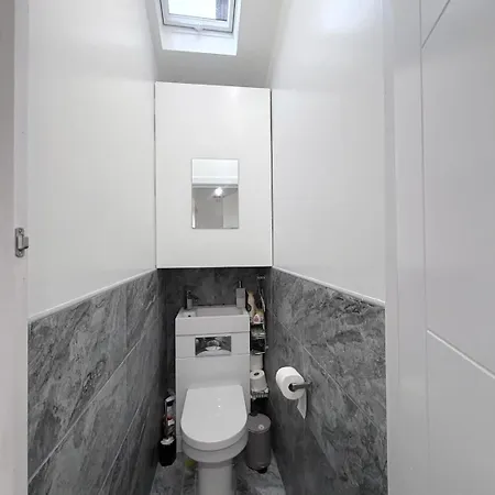 T&v Homes- Cosy 3br House With Free Parking Ferienhaus
